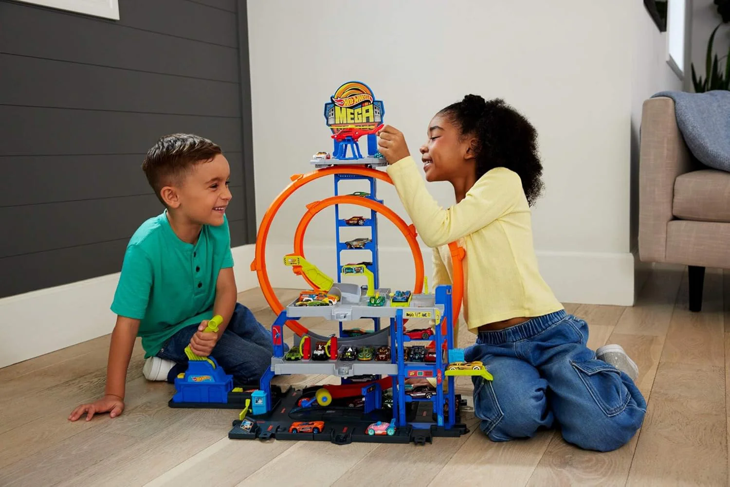 Hot Wheels City - Playset Mega Loop Garage con macchinina ed elicottero - Image 3