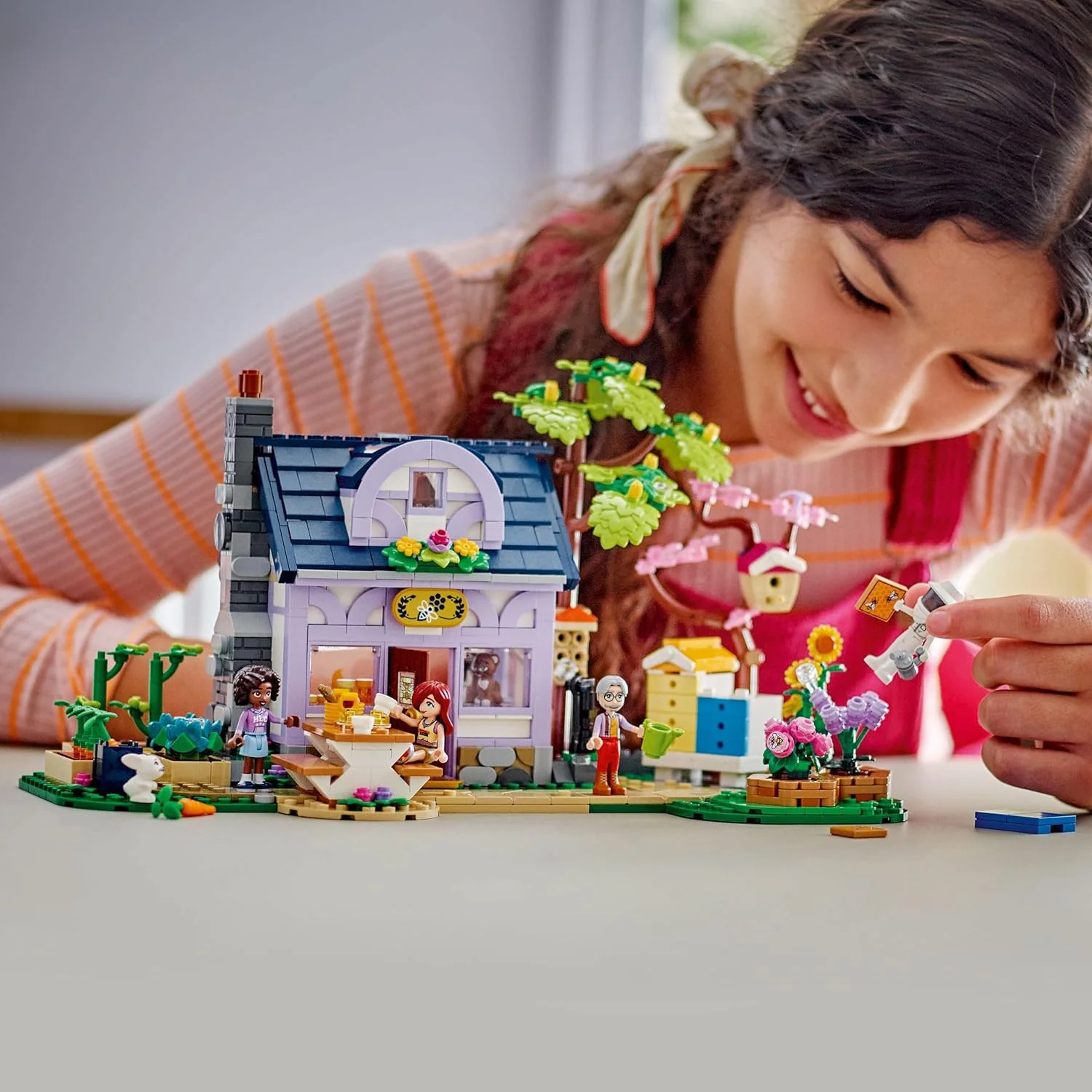 Lego Friends - Casa degli apicoltori e giardino fiorito 42669 - Image 3